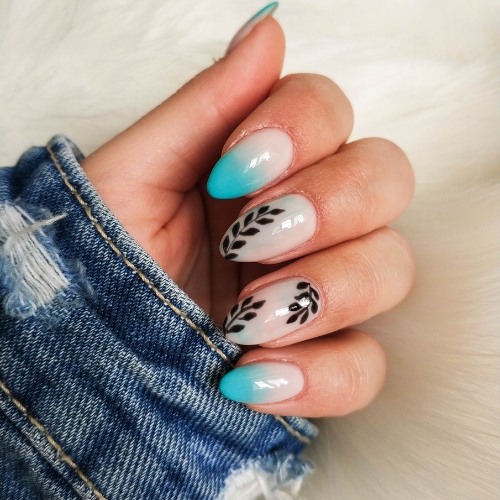 Delicate nail art for summer nails